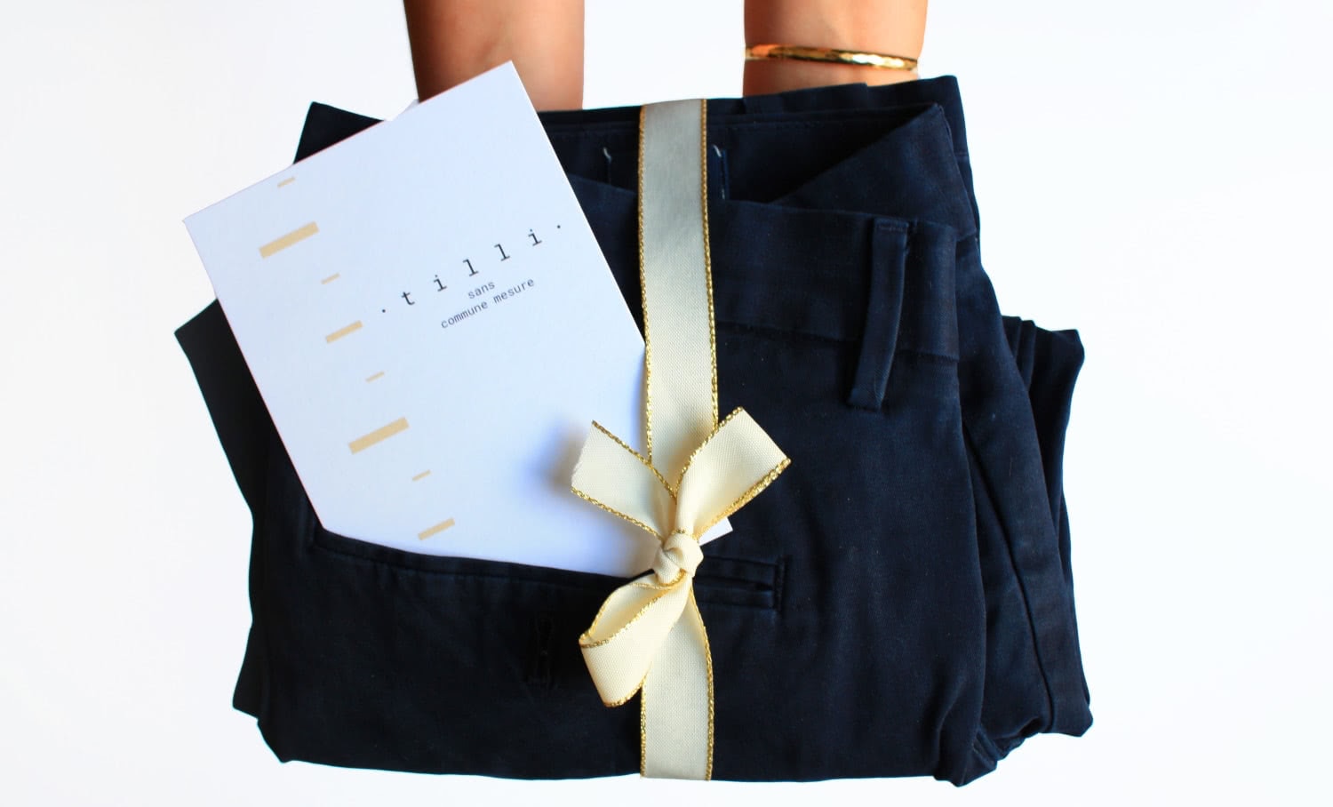 Un pantalon rendu au client après une retouche faite par Tilli.